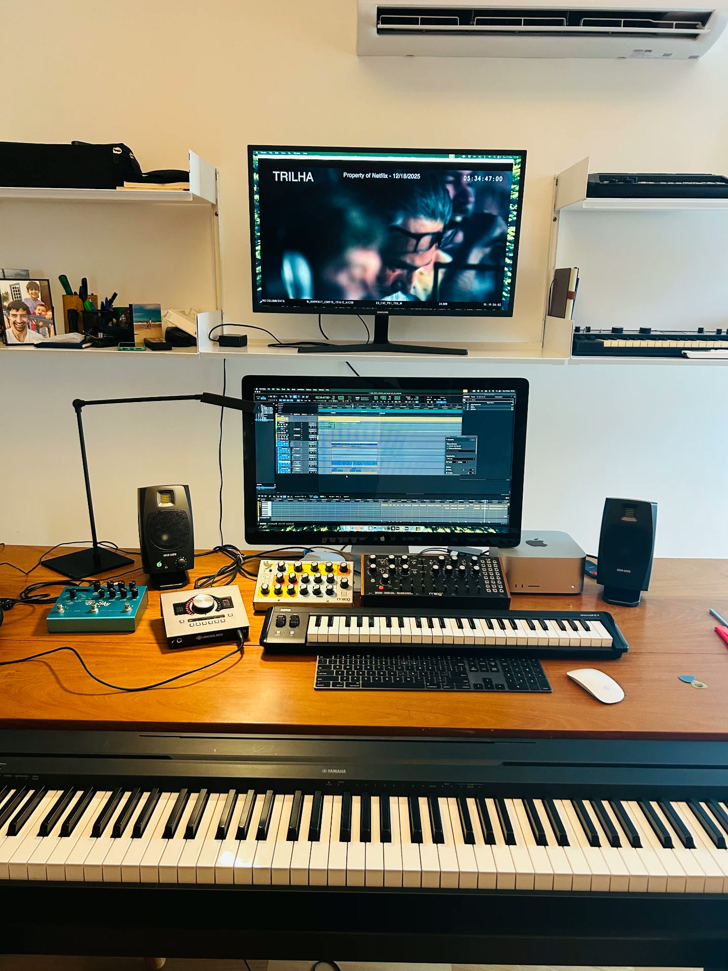 Estúdio de composição com monitores, sintetizadores e teclado